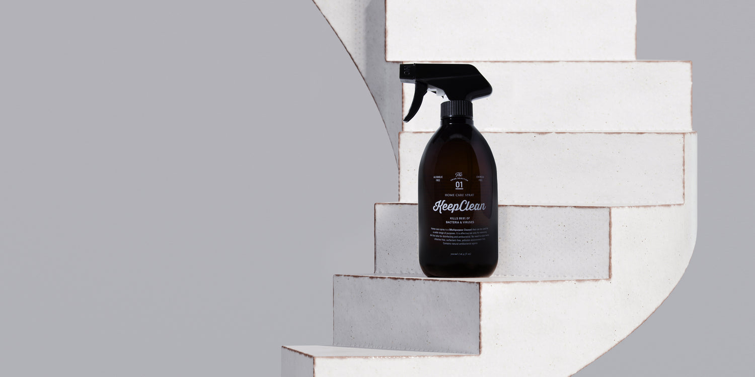 【除菌の一歩先へ、抗菌できるマルチクリーナー】KeepCleanホームケアスプレーの特徴は、汚れを落としながら除菌と消臭、さらに抗菌までを行うこと。毎日の生活にこれ一本でさまざまな場所の汚れ落とし・除菌・消臭・抗菌ができ、暮らしの清潔を保ちます。使い続けることで抗菌効果が高まり、ますます清潔・快適な毎日をお過ごしいただけます。デザイン おしゃれ オシャレ インテリア 除菌スプレー 抗菌スプレー アルカリ電解水 高級感 イソップ プレゼント かっこいい ペット消臭 クリーナー キールズ 消臭 ライフスタイル