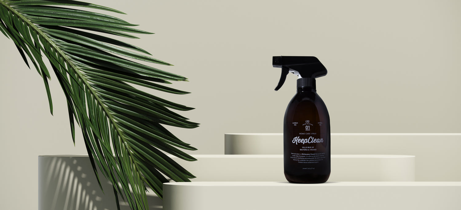 【除菌の一歩先へ、抗菌できるマルチクリーナー】KeepCleanホームケアスプレーの特徴は、汚れを落としながら除菌と消臭、さらに抗菌までを行うこと。毎日の生活にこれ一本でさまざまな場所の汚れ落とし・除菌・消臭・抗菌ができ、暮らしの清潔を保ちます。使い続けることで抗菌効果が高まり、ますます清潔・快適な毎日をお過ごしいただけます。デザイン おしゃれ オシャレ インテリア 除菌スプレー 抗菌スプレー アルカリ電解水 高級感 イソップ プレゼント かっこいい ペット消臭 クリーナー キールズ 消臭 ライフスタイル