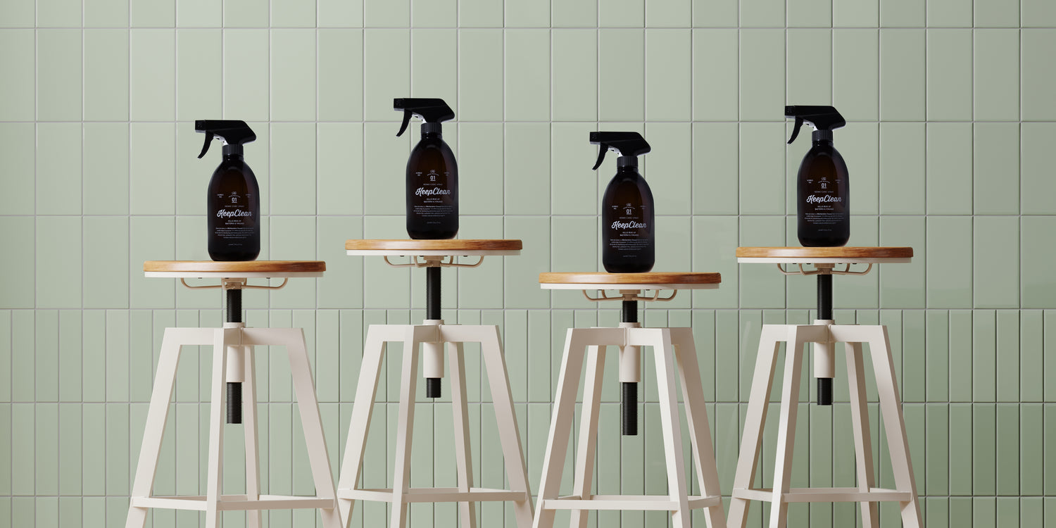 【除菌の一歩先へ、抗菌できるマルチクリーナー】KeepCleanホームケアスプレーの特徴は、汚れを落としながら除菌と消臭、さらに抗菌までを行うこと。毎日の生活にこれ一本でさまざまな場所の汚れ落とし・除菌・消臭・抗菌ができ、暮らしの清潔を保ちます。使い続けることで抗菌効果が高まり、ますます清潔・快適な毎日をお過ごしいただけます。デザイン おしゃれ オシャレ インテリア 除菌スプレー 抗菌スプレー アルカリ電解水 高級感 イソップ プレゼント かっこいい ペット消臭 クリーナー キールズ 消臭 ライフスタイル