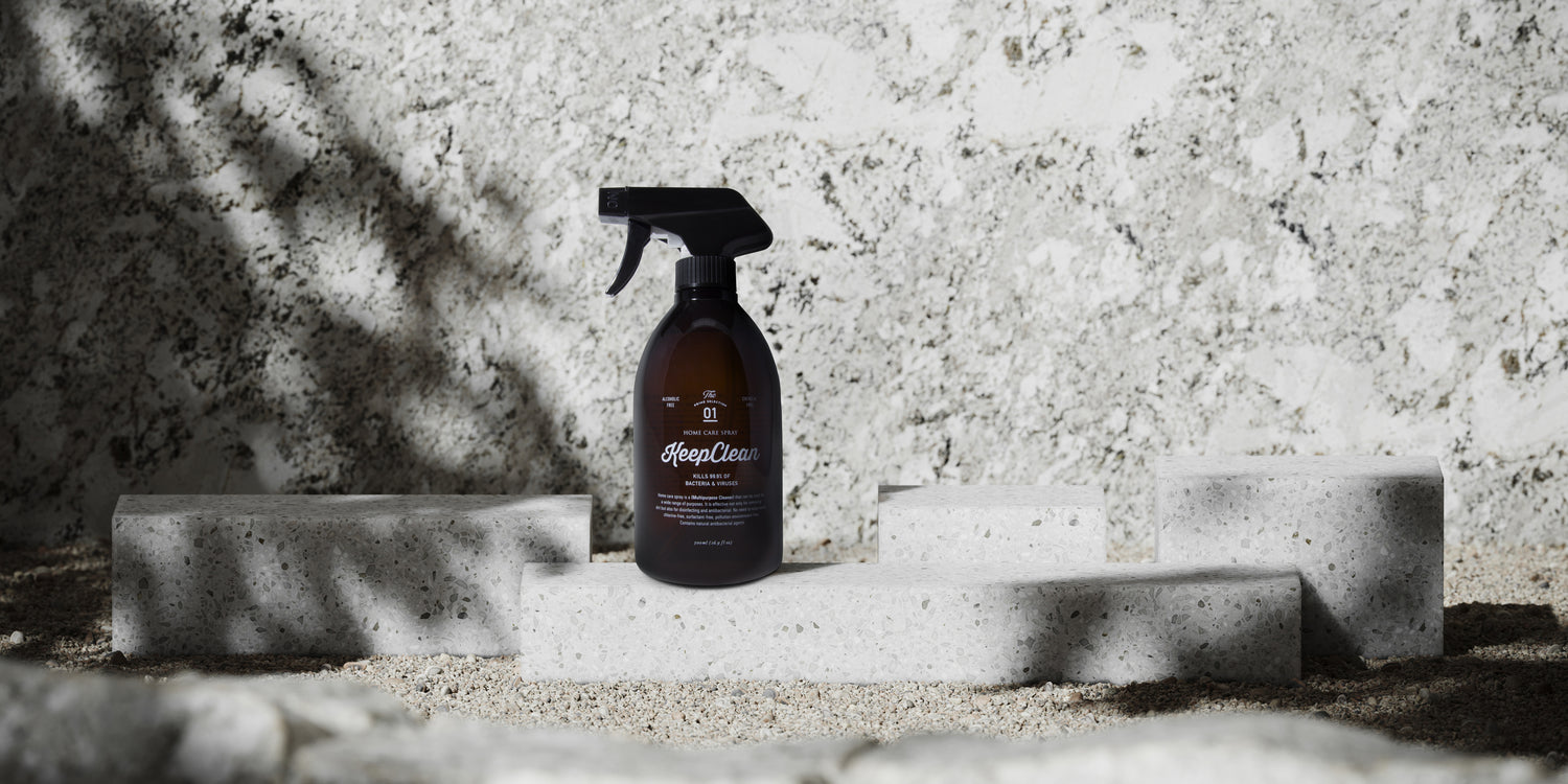 【除菌の一歩先へ、抗菌できるマルチクリーナー】KeepCleanホームケアスプレーの特徴は、汚れを落としながら除菌と消臭、さらに抗菌までを行うこと。毎日の生活にこれ一本でさまざまな場所の汚れ落とし・除菌・消臭・抗菌ができ、暮らしの清潔を保ちます。使い続けることで抗菌効果が高まり、ますます清潔・快適な毎日をお過ごしいただけます。デザイン おしゃれ オシャレ インテリア 除菌スプレー 抗菌スプレー アルカリ電解水 高級感 イソップ プレゼント かっこいい ペット消臭 クリーナー キールズ 消臭 ライフスタイル